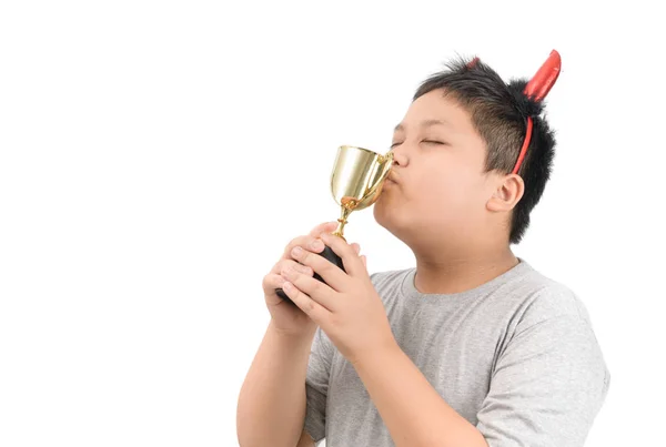 Obeso criança gorda beijando ouro ganhando copo isolado — Fotografia de Stock