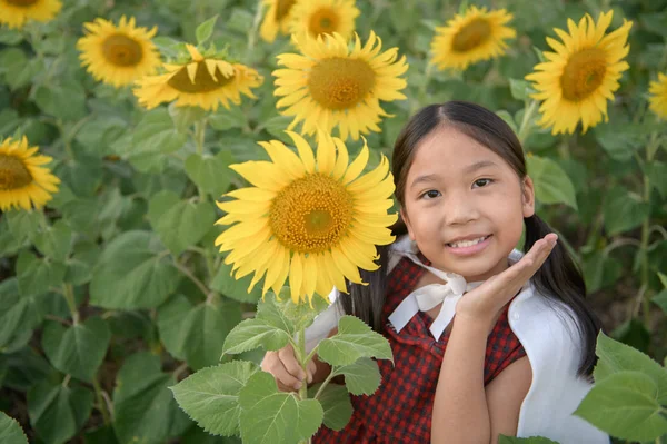 Feliz linda chica asiática sonrisa con girasol , —  Fotos de Stock
