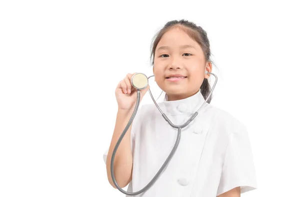 Słodkie Azji dziecko w lekarz płaszcz gospodarstwa stetoskop izolowane — Zdjęcie stockowe