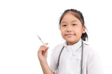 Küçük doktor elinde beyaz bir şırınga tutuyor.