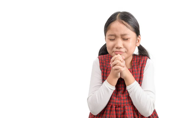 Linda chica rezando y llorando aislado sobre fondo blanco . — Foto de Stock