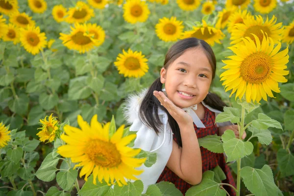 Feliz linda chica asiática sonrisa con girasol , —  Fotos de Stock