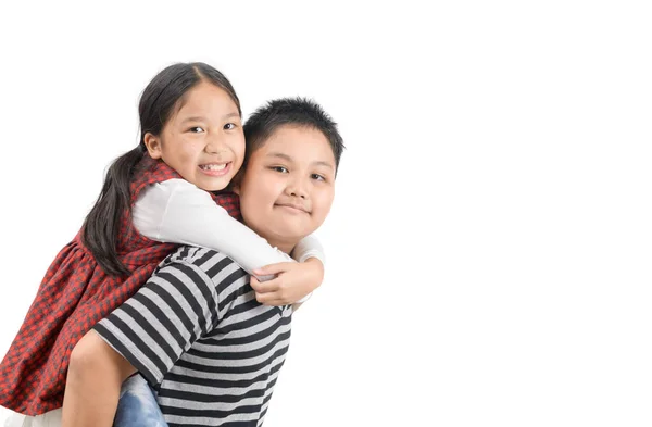 Broer geven piggyback rit naar zus geïsoleerd op wit — Stockfoto