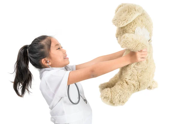 Lindo asiático niño en médico abrigo jugando con teddy oso upation — Foto de Stock