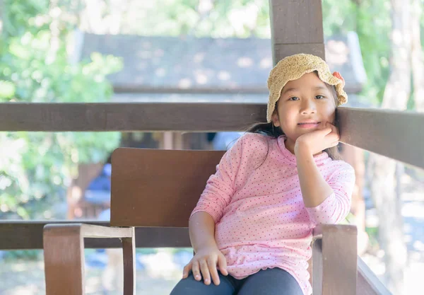 Bonito ásia menina sorriso e sentado no idade cadeira , — Fotografia de Stock