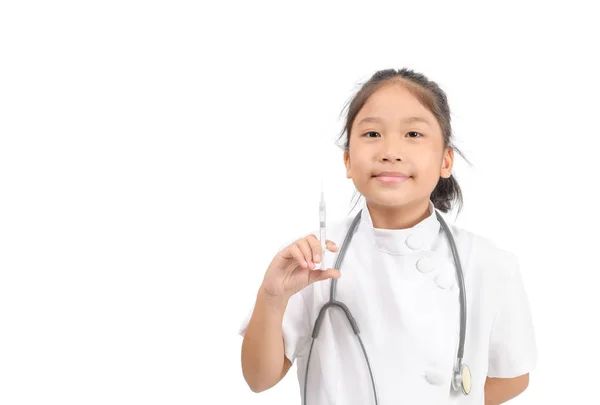 Pequeño médico sosteniendo una jeringa aislada — Foto de Stock