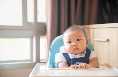 Anoreksiya, bebek çocuk, beslenme sandalyesine otur disgu ifadesiyle.
