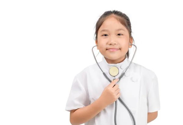 Mignon asiatique enfant dans médecin manteau tenant stéthoscope isolé — Photo