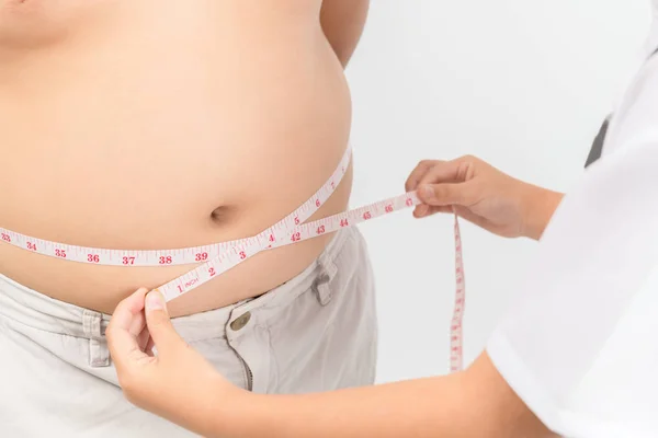 Pequeño médico que mide la grasa corporal de la cintura infantil obesa aislada — Foto de Stock
