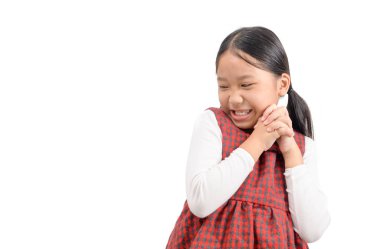 Tatlı Asyalı kız gülümse ve mutlu ol ya da memnun ol. 