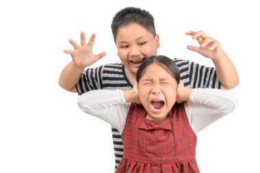 Kızgın abisi kız kardeşine saldırdı..