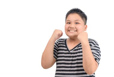 Şişko çocuk gülümse ve mutlu ol ya da mutlu ol. 