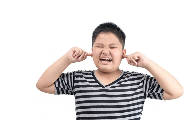 Obeso gordo menino cobrindo ouvidos ignorando irritante alto ruído isolado — Fotografia de Stock
