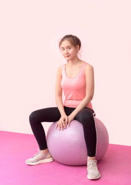 Taşaklarıyla jimnastik yapan tatlı Asyalı kadın. 