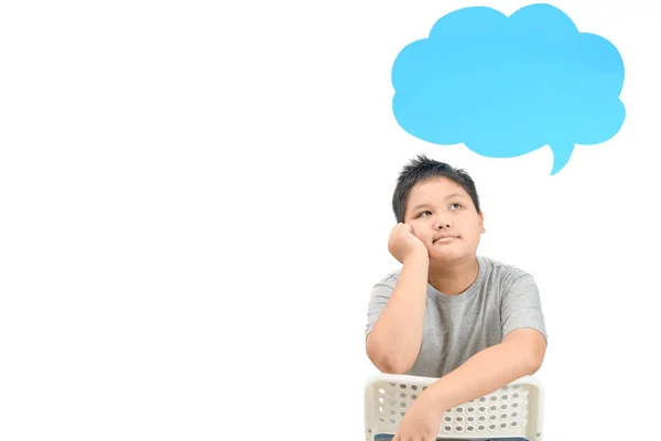 Dicker Junge denkt mit Sprechblase isoliert — Stockfoto