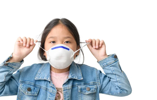 Asian girl wear N95 mask to protect Pm 2.5 dust and air polluti — Φωτογραφία Αρχείου