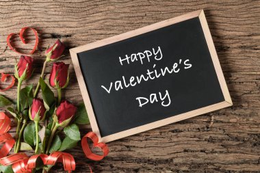 Sevgililer günü mesajı tahtada kırmızı güllerle 