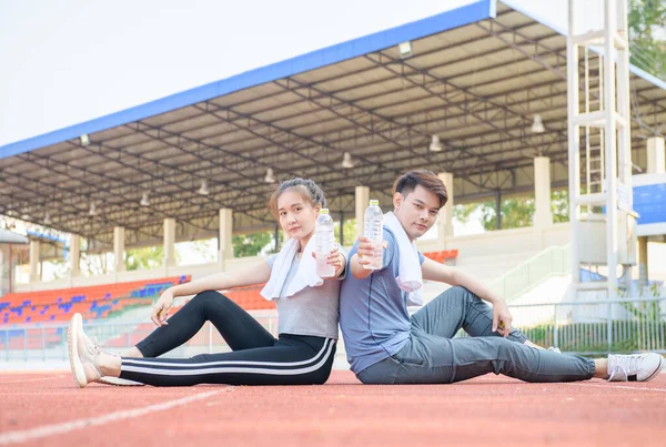 Retrato Casal Hispânico Bonito Segurando Água Descansando Depois Correr Pista — Fotografia de Stock