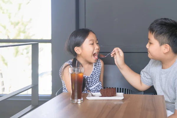 Asiático Hermano Alimenta Los Pasteles Hermana Cafetería Amor Compartir Concepto — Foto de Stock