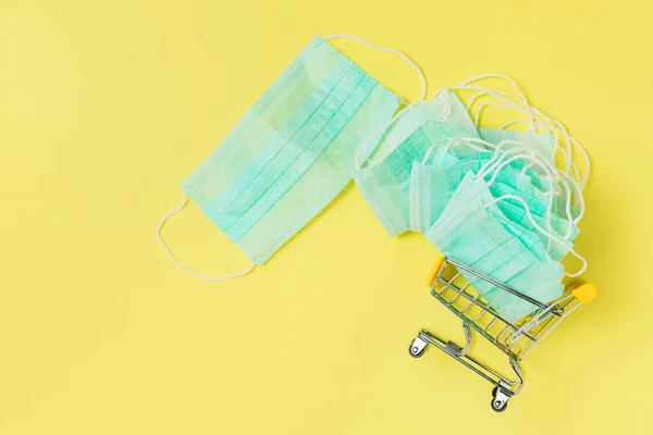 Medisch Masker Een Winkelwagen Trolley Gele Achtergrond Persoonlijk Bescherm Winkelconcept — Stockfoto