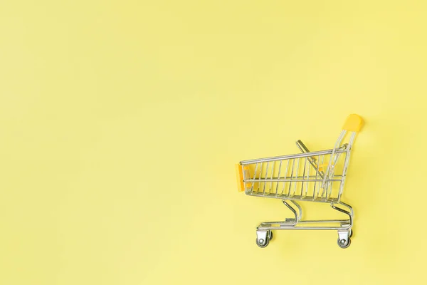 Winkelwagentje Geïsoleerd Gele Achtergrond Met Kopieerruimte — Stockfoto