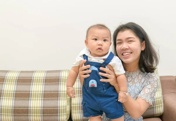 Feliz Madre Asain Sonrisa Jugar Con Bebé Amor Cuidado Concepto — Foto de Stock