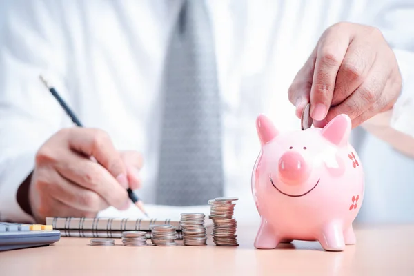 Biznesmen Włożył Monetę Różowego Skarbonki Koncepcja Oszczędzania Pieniędzy Rachunkowość Finansową — Zdjęcie stockowe