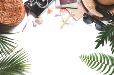 Gezgin 'in aksesuarları, klasik kamera ve güneş gözlüklü şapka beyaz arka planda izole edilmiş klasik ton, yaz seyahati konsepti