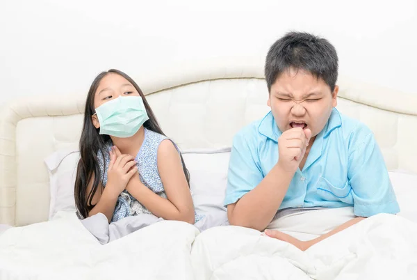 Hermano Está Tosiendo Sin Usar Máscara Higiénica Cerca Hermana Cama —  Fotos de Stock