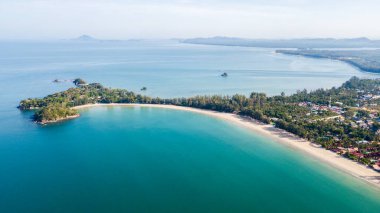Tayland Krabi eyaletinin güneyindeki Lan ta adasındaki Klong Dao Sahili 'nin insansız hava aracı manzarası, şnorkelle yüzen turistler için popüler bir turizm merkezi..
