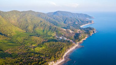 Tayland 'ın güneyindeki Lanta noi adasındaki Khlong Hin Sahili' nin havadan görünüşü, şnorkelle yüzen turistler için popüler bir turizm merkezi..