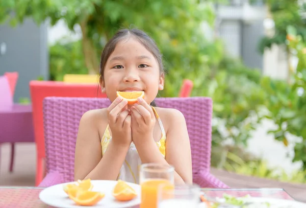 Linda Chica Asiática Disfrutar Comer Naranja Fresca Mañana Concepto Saludable — Foto de Stock