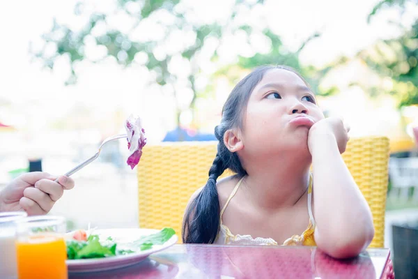 Menina Asiática Com Expressão Nojo Contra Legumes Salada Recusando Conceito — Fotografia de Stock