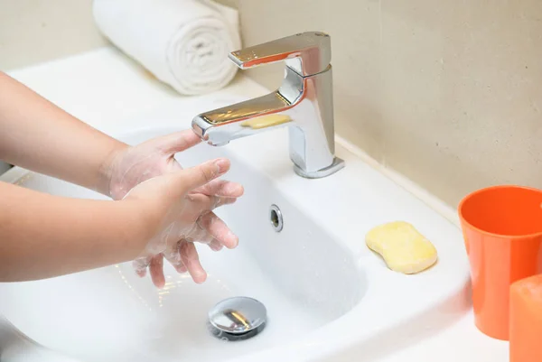 Lavarse Las Manos Jabón Enjuague Infantil Con Agua Corriente Fregadero — Foto de Stock