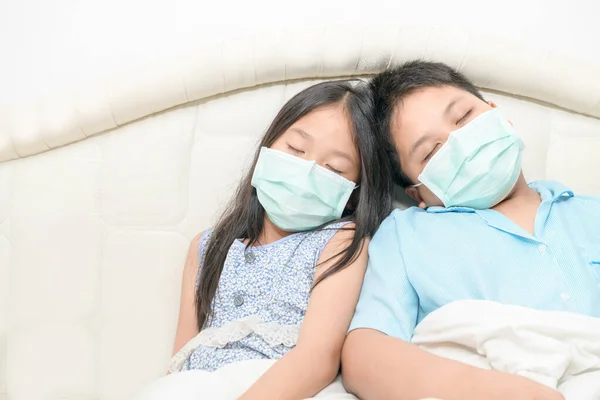 Hermano Hermana Usan Máscara Quirúrgica Para Dormir Cama Niño Enfermo —  Fotos de Stock