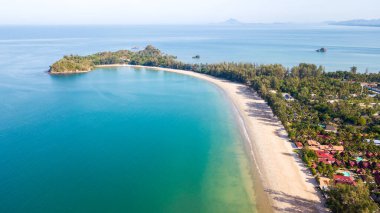 İHA 'dan hava aracı, Lan ta adasındaki Klong Dao Sahili manzarası. Tayland 'ın güneyinde Krabi, şnorkelle yüzen turistler için popüler bir turizm merkezi.