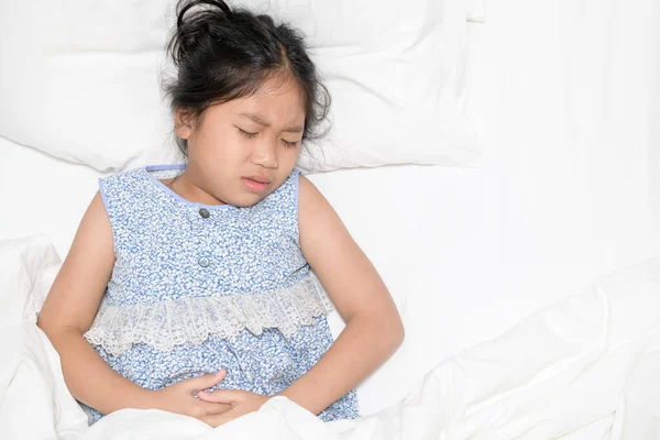 Азиатский Ребенок Страдает Боли Животе Лежит Кровати Диарея Здоровая Концепция — стоковое фото