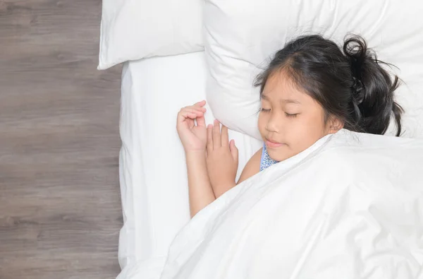 可爱的亚洲小女孩睡在卧室的床上 高瞻远瞩与健康理念 — 图库照片