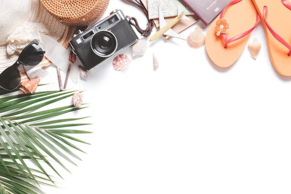 Accesorios Viajeros Hojas Tropicales Con Sombrero Grande Cámara Vintage Aislada — Foto de Stock