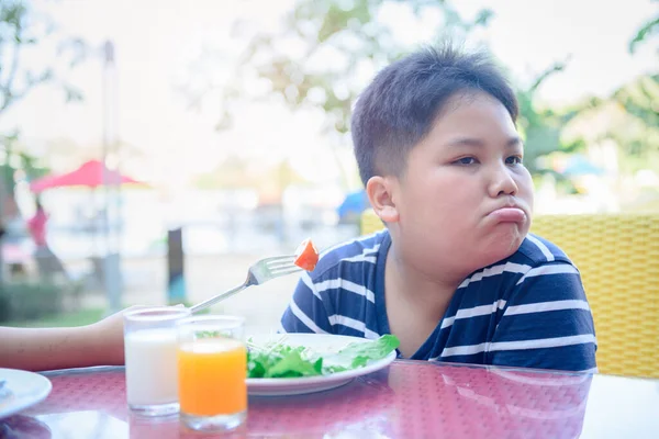 Obese Dikke Jongen Met Uitdrukking Van Walging Tegen Groenten Salade — Stockfoto