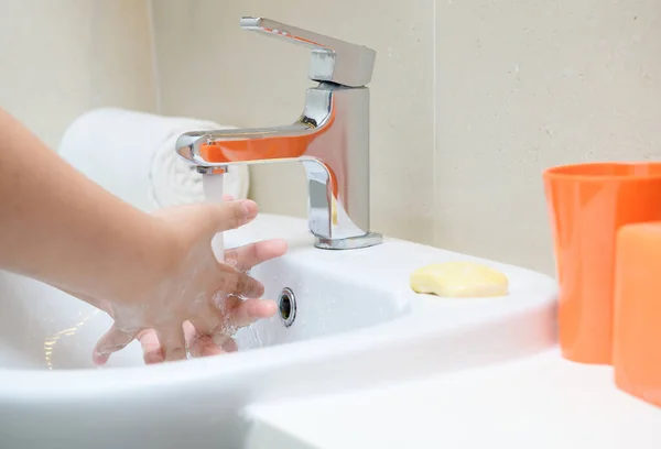 Mycie Rąk Mydłem Dla Dzieci Bieżącą Wodą Przy Zlewie Profilaktyka — Zdjęcie stockowe
