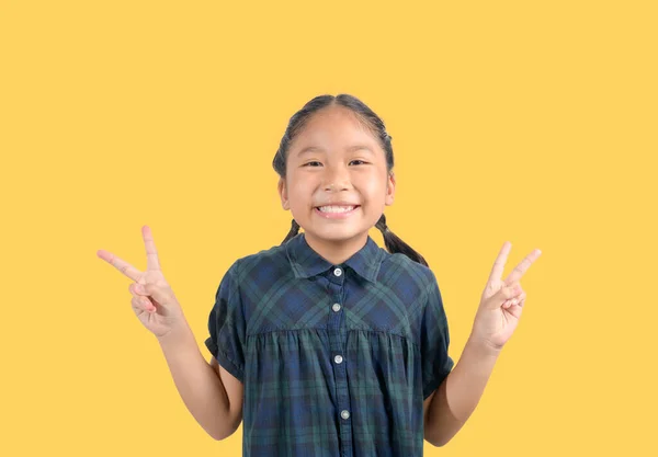 Portret Van Gelukkig Lachend Kind Meisje Geïsoleerd Gele Achtergrond Met — Stockfoto