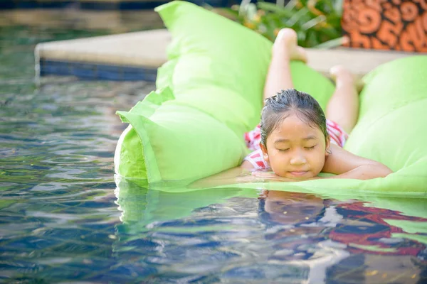 Nettes Kleines Mädchen Spielen Luftmatratze Auf Schwimmbad Entspannung Und Erholung — Stockfoto