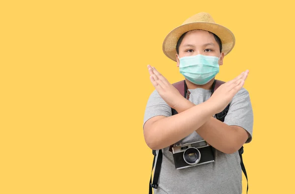 Kinderreisende Tragen Chirurgische Maske Mit Vintage Kamera Und Zeigen Handgesten — Stockfoto