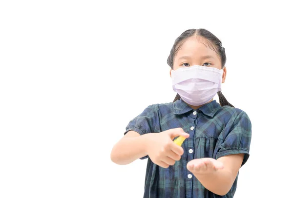 Дівчинка Азіатського Походження Носить Гігієнічну Маску Тисне Алкогольний Балончик Руку — стокове фото
