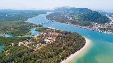 Lanta noi adası ve Lanta adasının Tayland 'ın güneyindeki Siri Lanta Köprüsü' nün havadan görünüşü, şnorkelle yüzen turistler için popüler bir turizm merkezi.