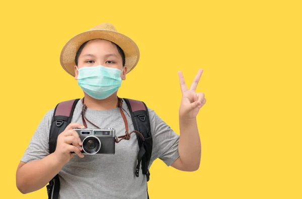 Kind Reisende Tragen Chirurgische Maske Hält Vintage Kamera Isoliert Auf — Stockfoto