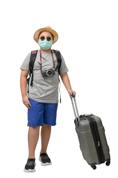 Kinderreisende Tragen Chirurgische Maske Mit Koffer Isoliert Auf Weißem Hintergrund — Stockfoto