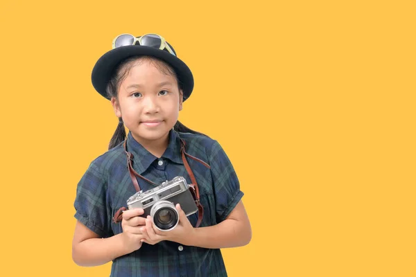 Schattig Klein Aziatisch Meisje Met Zonnebril Houden Vintage Camera Geïsoleerd — Stockfoto