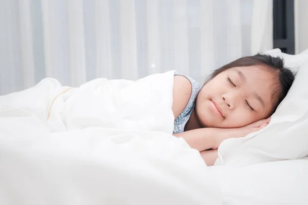 Linda Niña Asiática Dormir Cama Dormitorio Vista Lateral Concepto Saludable — Foto de Stock